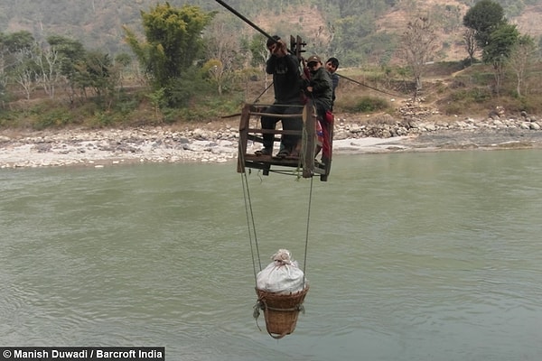 За последние 6 лет в реку упали 5 человек, а большинство жителей деревни потеряли пальцы на руках из-за каната.