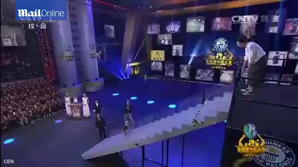 Рекорд Гиннесса: талантливый пес взбирается на лестницу на задних лапах!