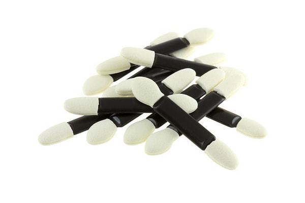 18. Наносить тени на глаза пальцами или вот такими аппликаторами.