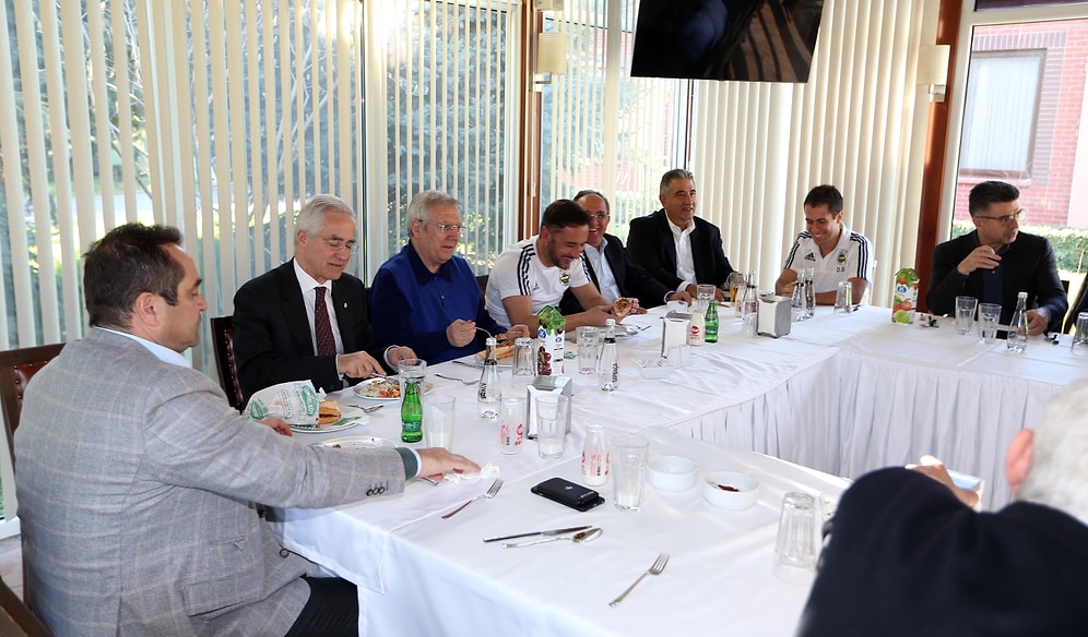 Fenerbahçe'de Yöneticiler ve Futbolcular Yemekte Buluştu