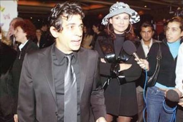 İflah olmaz bir yengeç burcu kadını olarak zor olanı seviyordu her defa. İsmi Okan Bayülgen ile aşk dedikodularına karıştı.