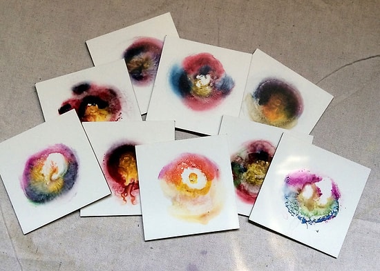 Современное искусство: картины, нарисованные при помощи женской груди