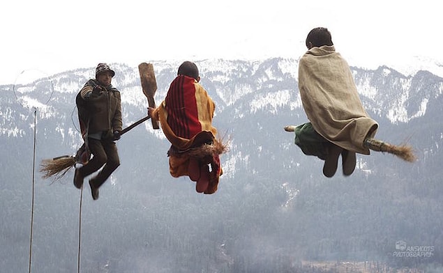 7. Ve ardından Agarwal, köyün pek çok farklı yerinde çektiği fotoğrafları, photoshop marifetini kullanarak bir Quidditch maçına dönüştürüyor...