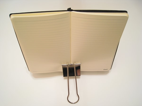 13. Устали держать книгу открытой большим пальцем?