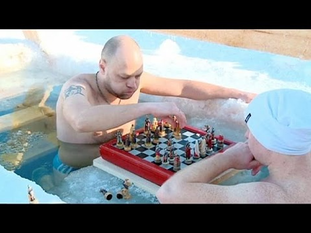 В Екатеринбурге был проведен турнир по шахматам в ледяной воде