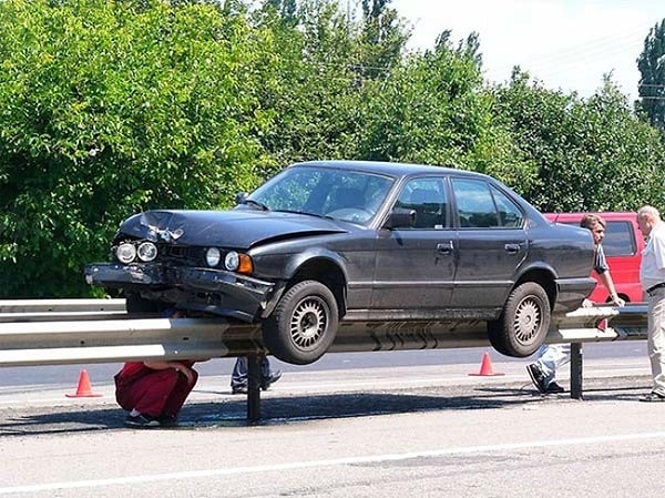 7. Как этот BMW оказался на перегородке?!