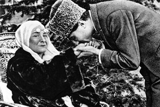 Zübeyde Hanım ise, kimsesiz bir kız olan Fikriye'yi çok sevmesine rağmen, asla oğluna layık görmüyordu.