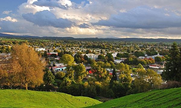 Bu görüntüdeki masal diyarlarını andıran yer Yeni Zelanda'da bulunan Tokoroa kasabası.