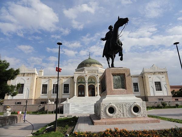 Can Dündar, Fikriye'nin Etnografya Müzesindeki Atatürk heykelinin altında gömülü olduğunu iddia etti.