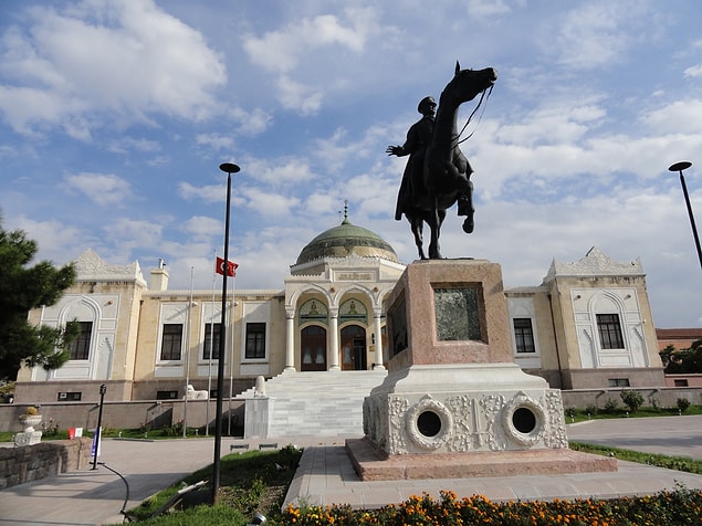 Can Dündar, Fikriye'nin Etnografya Müzesindeki Atatürk heykelinin altında gömülü olduğunu iddia etti.