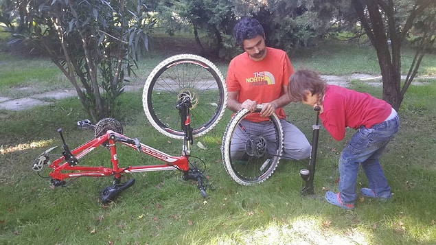 20. 20" ve 24" bisikletlerle devam edin. Bisikletle ilgili işlere, bisiklet kültürüne yakın tutun, ağaç yaşken eğilir.