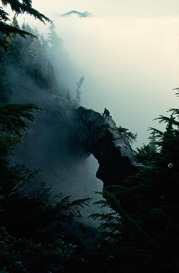 10. Yürüyüşçüler, Rainier Dağı'ndaki kayaların oluşturduğu doğal bir köprünün zirvesinin yakınında. Washington. Mayıs, 1963.