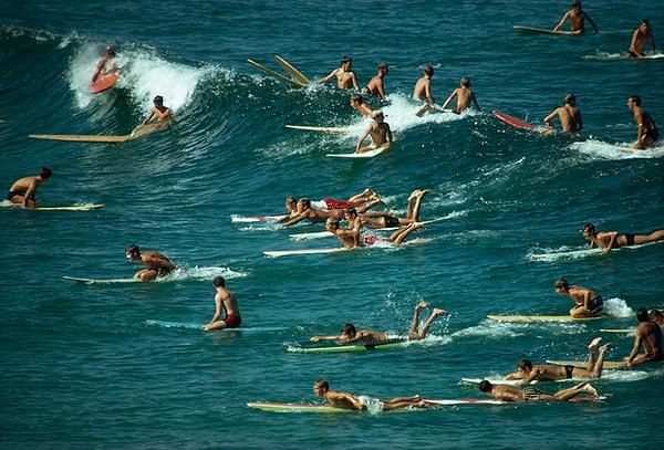 33. Bondi Plajı'ndaki sörfçüler. Avustralya. 1963.
