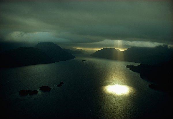 12. Güney Adası'nın güneybatı ucunun yakınlarında bulunan Dusky Sound fiyordunun havadan görünüşü. Yeni Zelanda. Eylül, 1971.