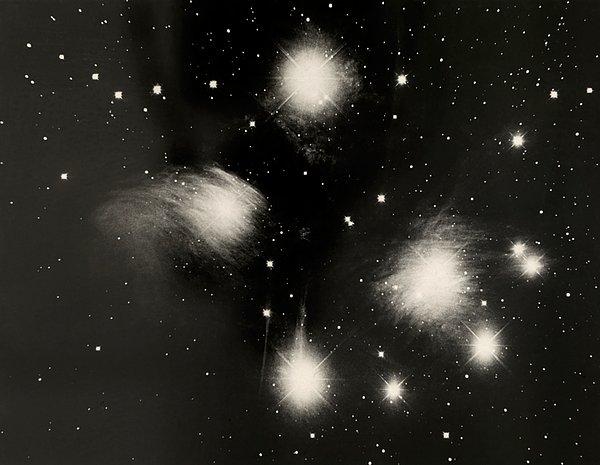 25. Ülker Yıldız Kümesi'ndeki nebulalar. Yerkes Gözlemevi. Ağustos, 1919.