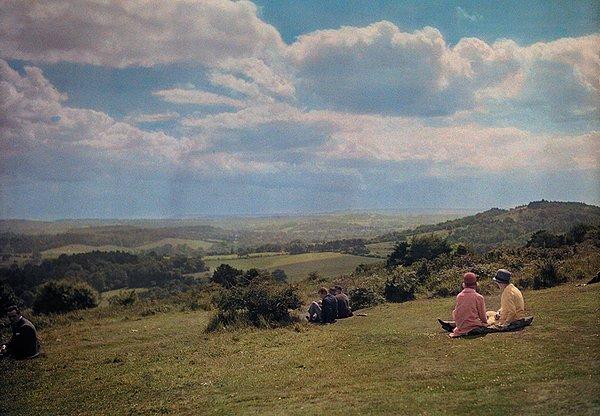 33. Surrey Tepeleri'nin mükemmel manzarasının tadını çıkaran bölge sakinleri. İngiltere, 1928.