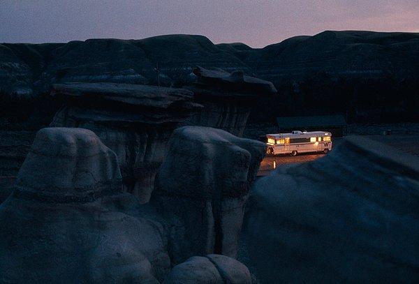 49. Ürkütücü kaya oluşumlarının arasındaki karavan. Alberta, Kanada. Ekim, 1970.