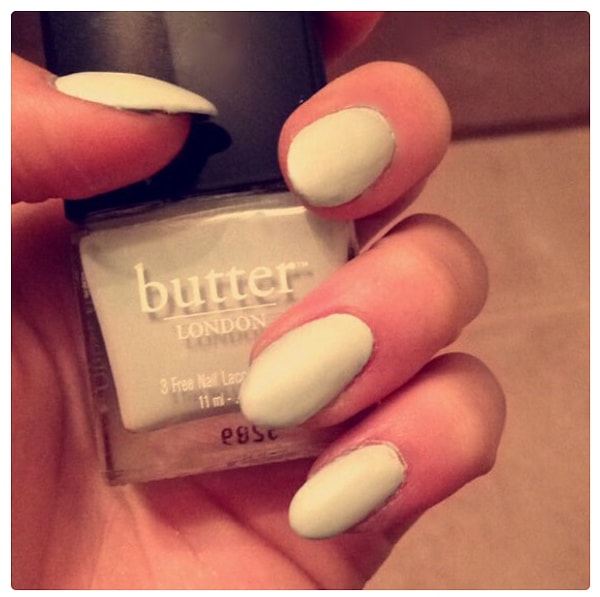 19. Ты покрываешь ногти все новыми и новыми слоями лака поверх старого