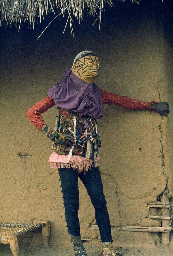 18. Kötülüğü simgeleyen kostümler içindeki bir mapico dansçısı seyircilerden saklanıyor. Mozambik, 1964.