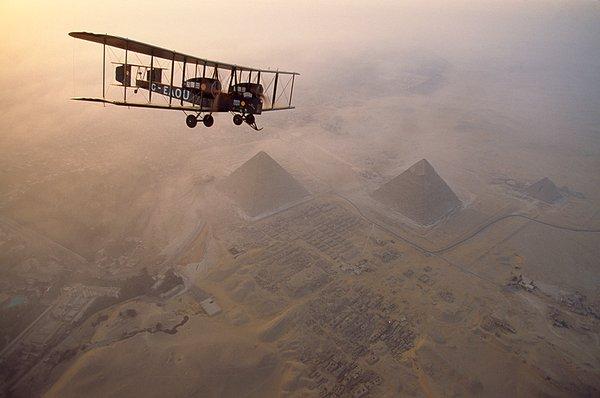 31. Sabahın erken saatlerinde bir Vickers Vimy uçağı piramitlerin üzerinde uçarken. Gize, Mısır. Mayıs, 1995.