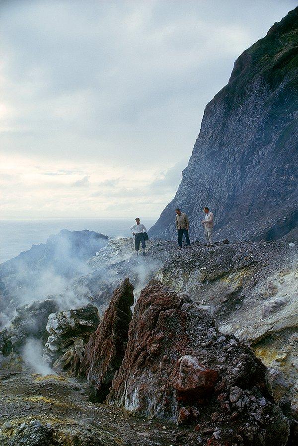 39. Gerçekleşen bir patlamadan 18 ay sonra bir yanardağın ağzında duran insanlar. Tristan da Cunha Adası. 1964.