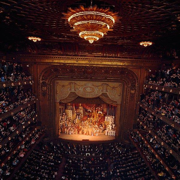 3. Verdi'nin ünlü operası Aida'nın sahnelendiği salondaki kalabalık. New York City, Temmuz 1964.