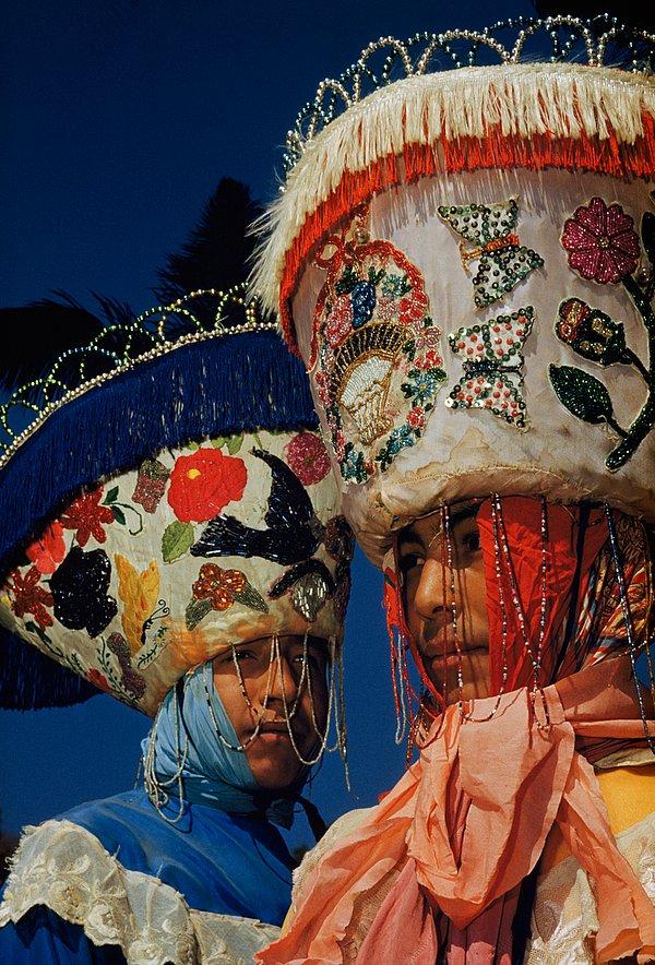 7. Tepotzotlan'daki karnaval için Chinelo kostümü giymiş iki genç adam. Meksika. Aralık, 1951.