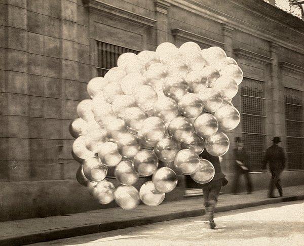 8. Sokakta koşturan balon satıcısı. Buenos Aires, Arjantin. Kasım, 1921.