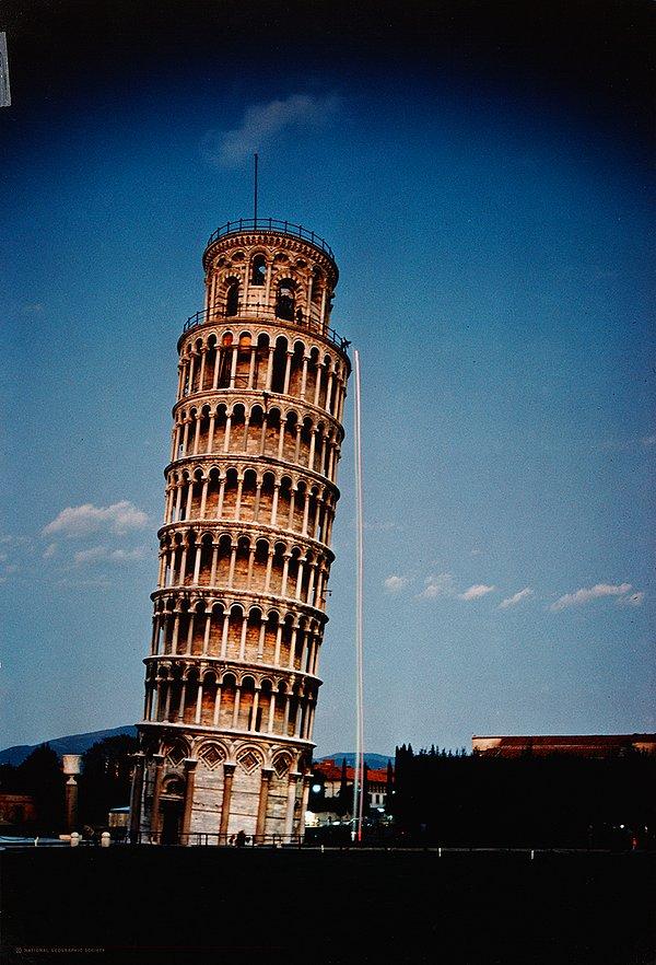 28. Pisa Kulesi'nden aşağı iki top bırakılarak, Galileo'nun deneyi tekrar ediliyor. Kasım, 1974.