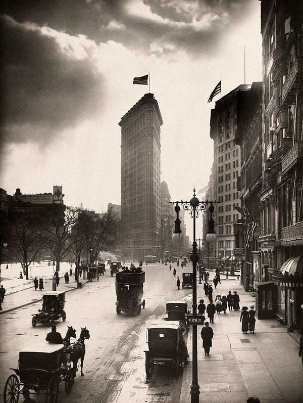29. Flatiron Binası'nın yakınındaki Madison Meydanı'nda yürüyen bölge sakinleri. New York City. 1918.
