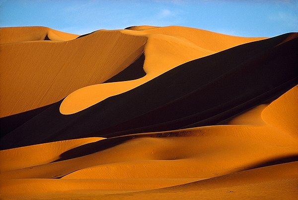 46. Sahra Çölü'nde rüzgarın şekillendirdiği kumullar. Erg Bourarhet, Cezayir. 1973.