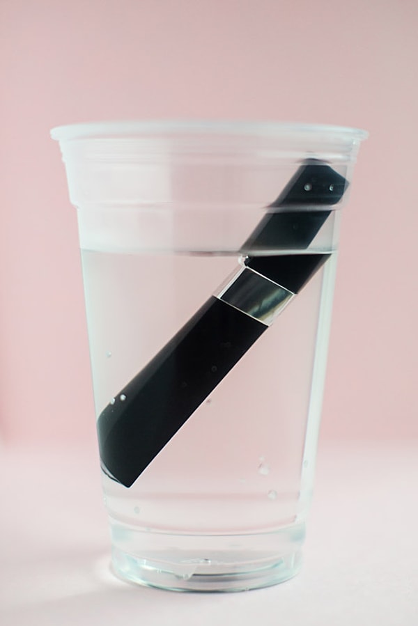 8. Тушь имеет свойство быстро становиться густой и высыхать.