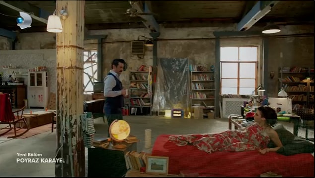 1. İşte bir Fransız filmi sahnesi. Depo gibi bir ev, şık tasarım ve dünden kalma bir çift.