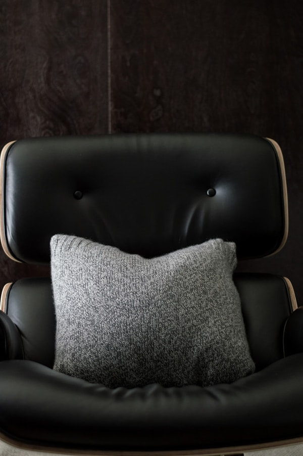 3. Сшейте из старых свитеров и ненужной одежды наволочки на подушки.