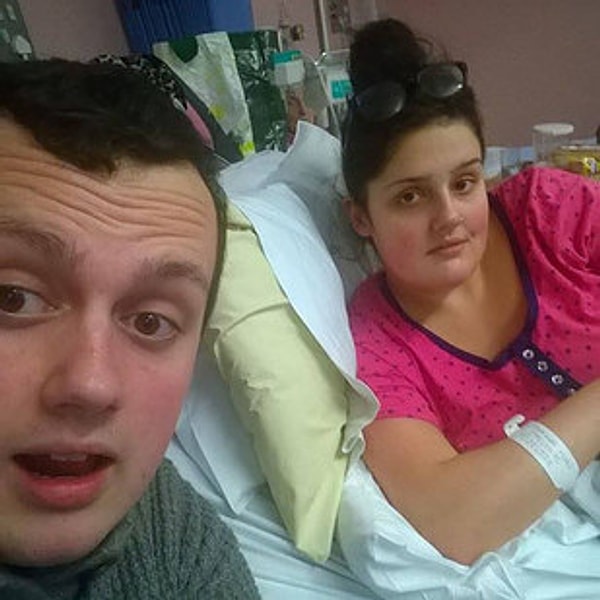 5. Пэнкхерст сообщила, что в больнице ее кормили через трубочку. Она сказала: «Врачи спросили, когда я в последний раз ходила в туалет, но я не смогла вспомнить. Я так беспокоилась об экзаменах и о том, чтобы хорошо все сдать, что даже не обратила на это внимание».