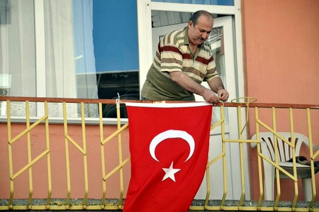 Muhteşem sesi ve sempatik tavırlarıyla tüm dünyayı kendisine hayran eden Adele'e biz de selam gönderiyoruz ve elbette bayrakları hemen asıyoruz! 😊