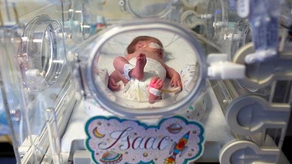 Jennifer ilk çocuğunu hastaneye yetişemediği için evinde doğurmuştur.