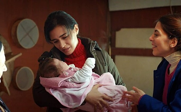 Bonus: Ortalıkta nereden geldiği, kimin olduğu belli olmayan bir bebek var.