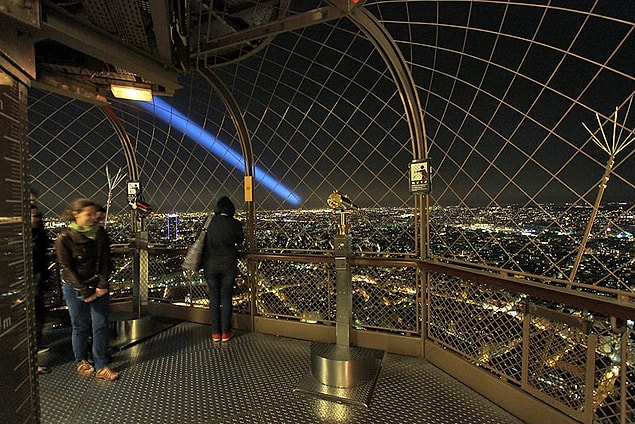 40. Eyfel Kulesi'nin en üst katından Paris'i seyredin.