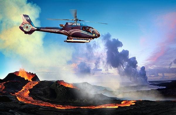 42. Hawaii'de yanardağların üzerinde yapılan helikopter uçuşlarına katılın.