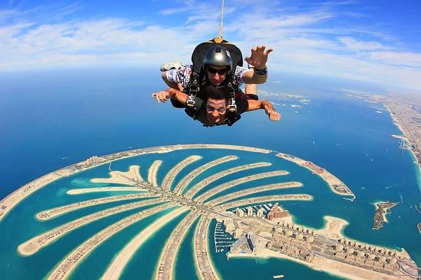 55. Dubai'de bir uçaktan paraşütle atlayın.
