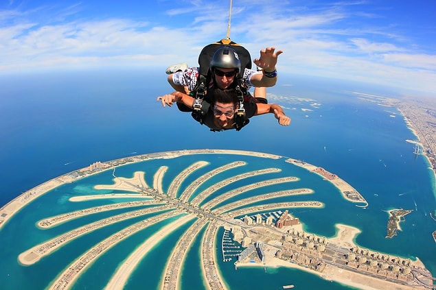 55. Dubai'de bir uçaktan paraşütle atlayın.