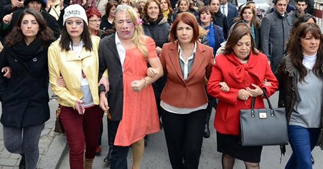 14. İlyas Salman ödül gecesi kesin herkesi şok edecek bir şey yapardı. Fakat ne yapardı, onu kestiremiyoruz.