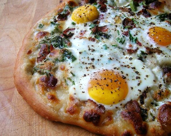 1. Kahvaltınızı mükemmelleştirecek kahvaltı pizzasıyla başlayalım!