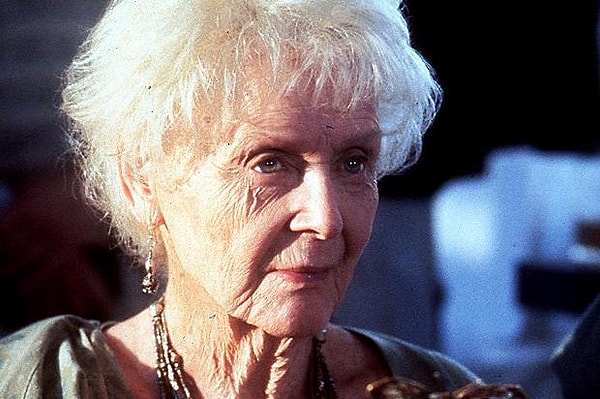 17. Глория Стюарт - самая пожилая актриса, выдвинутая на премию Американской киноакадемии в возрасте 87 лет за роль Роуз в фильме "Титаник".