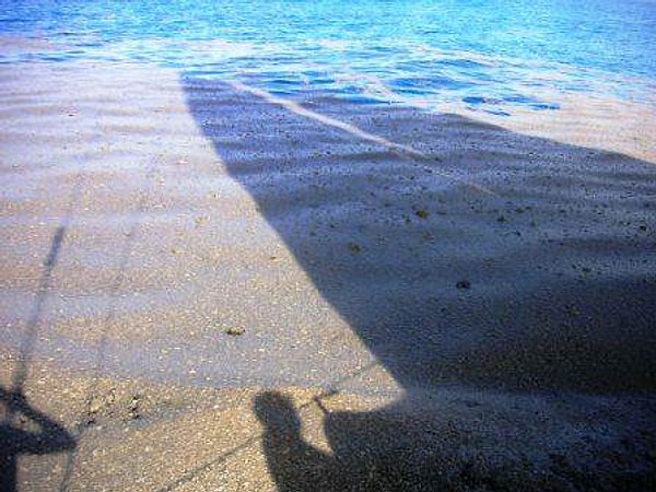 3. Думая, что это отмель, они подплыли поближе, чтобы исследовать ее, однако обнаружили нечто совершенно иное – это был огромный пемзовый камень всплывающий на поверхность воды.