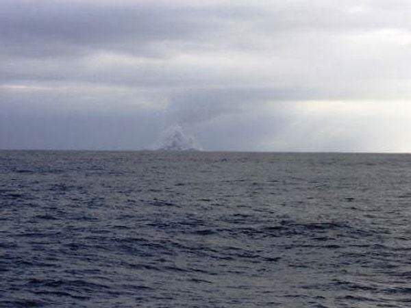 7. Когда они оказались на безопасном расстоянии, то услышали отдаленный грохот. Оглянувшись, они обнаружили, что вода на поверхности бурлит.