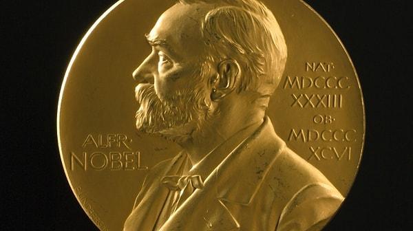 Nobel Ödülleri, özellikle de edebiyat ve barış ödülleri ilk verildiği günden itibaren tartışılır ola geldi. Ödüllerde siyasî tercihlerin ön plana çıktığı ve nesnel olmadığı yorumları yapıldı.
