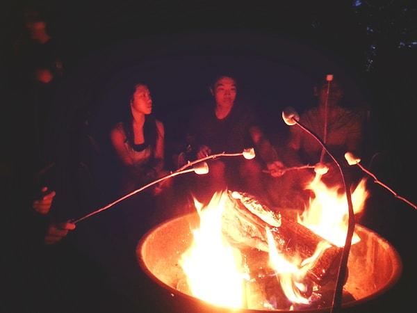 16. Arkadaşlarla toplanıp ateş başında marshmallow közlemek.