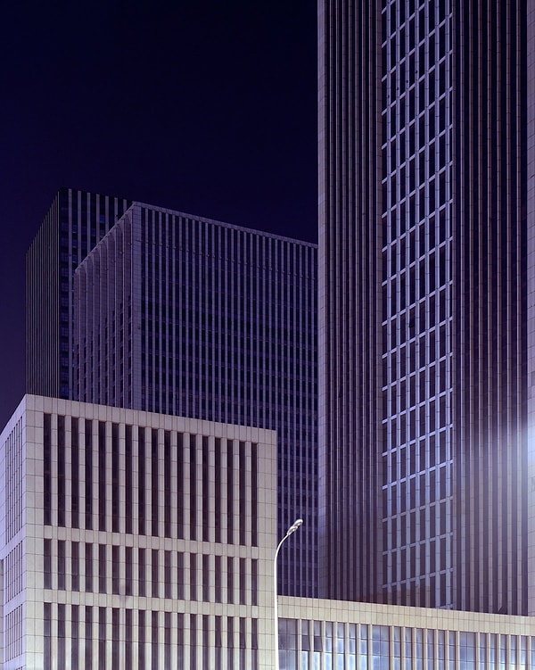 9. Отсутствие жителей и новизна построек делает выполненные Caemmerer снимки какими-то фантастическими.